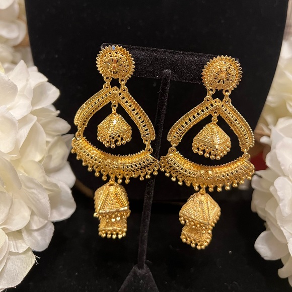 NEW India Gold Tone Chandelier Earrings - Picture 2 of 4